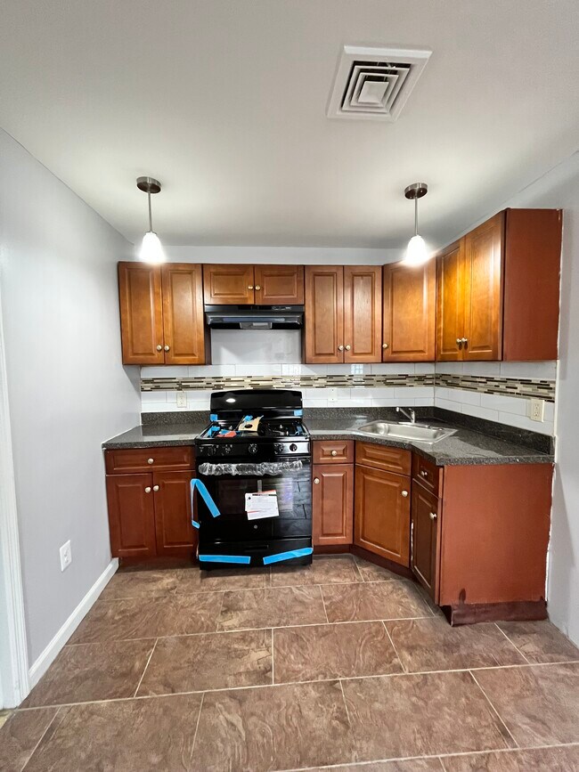 110 Williams Ave 1L - 106 Williams Ave