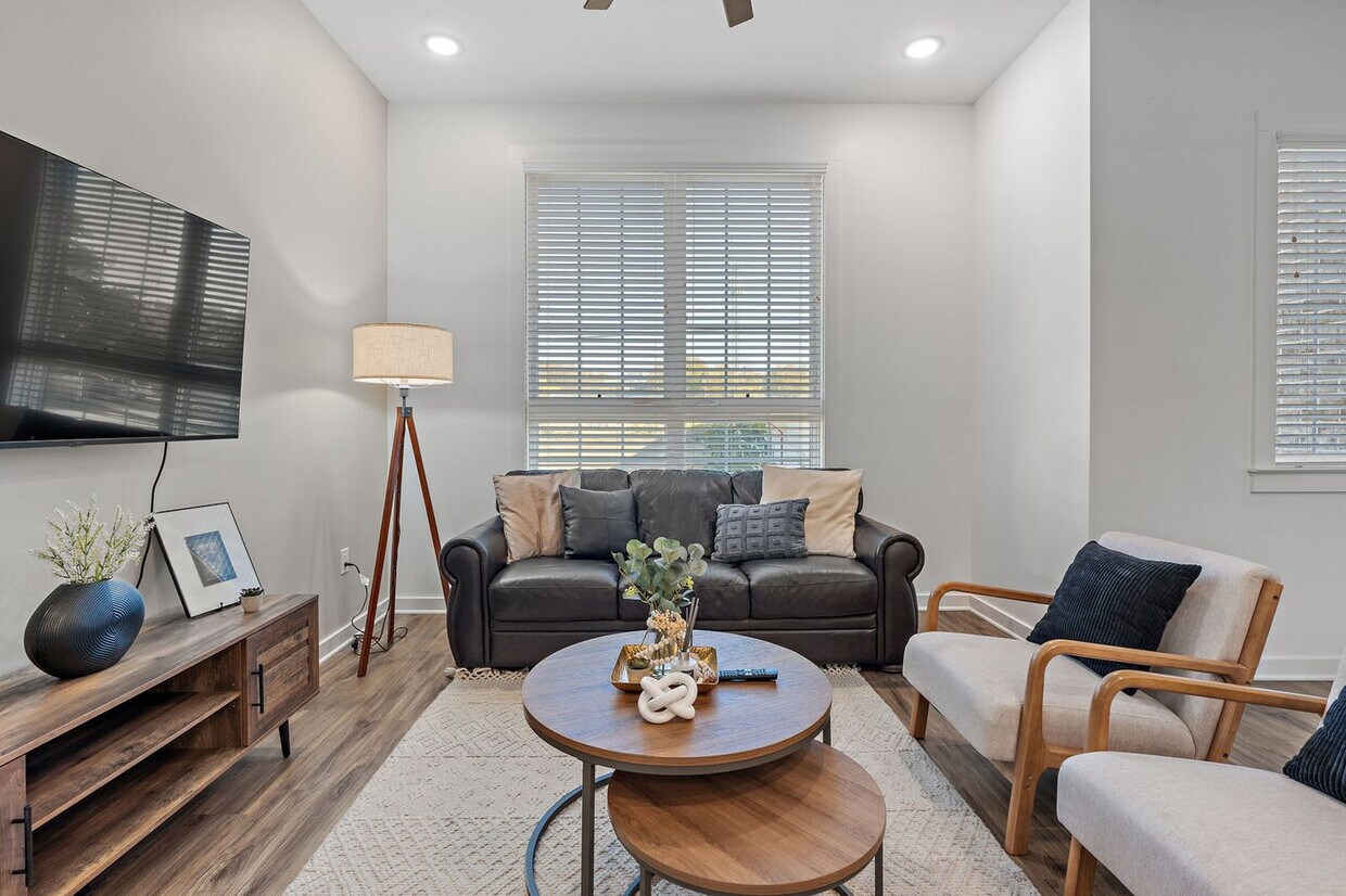 Foto principal - 738 Douglas Ave