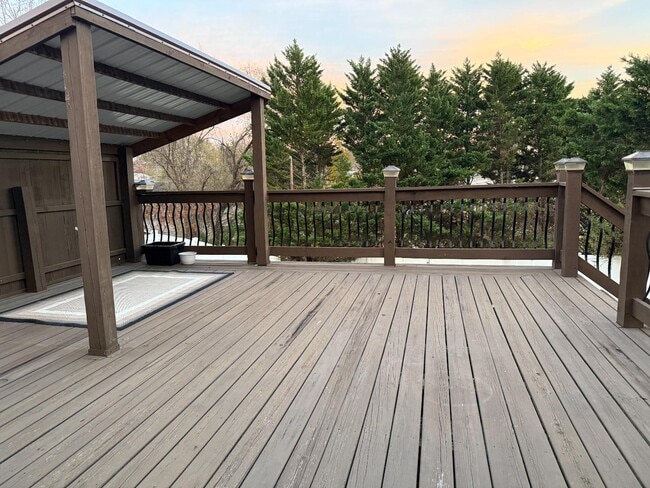 Building Photo - 146 E Park Dr