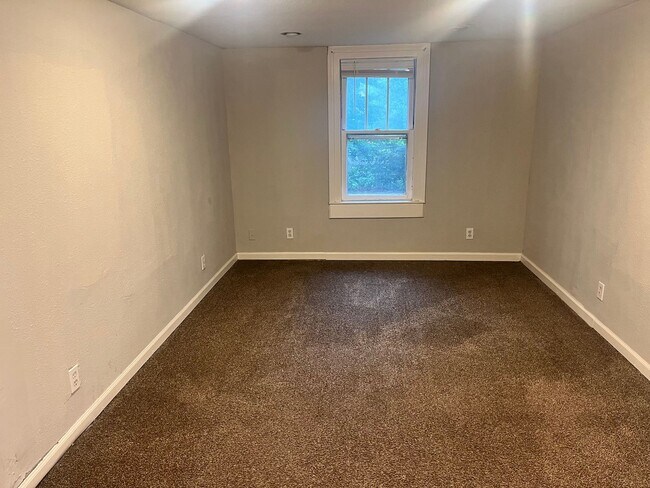 Building Photo - 307 N 16th | 3 Bed, 2 Bath