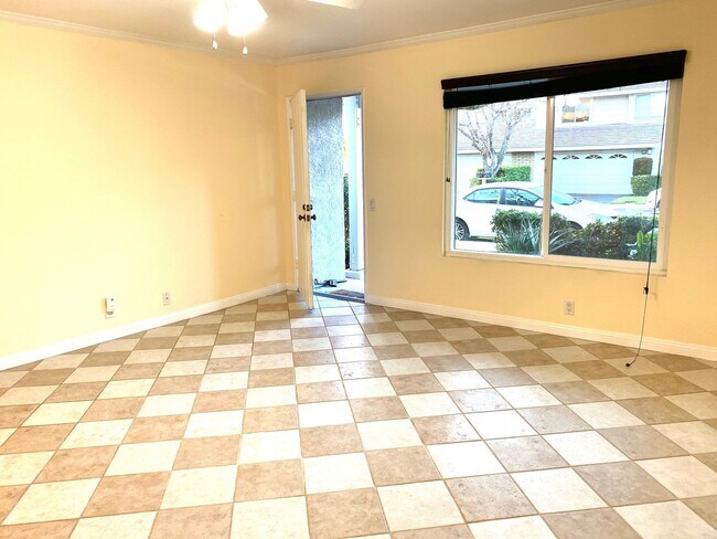 Building Photo - Beautiful Lower Level Condo Near Lake and ...