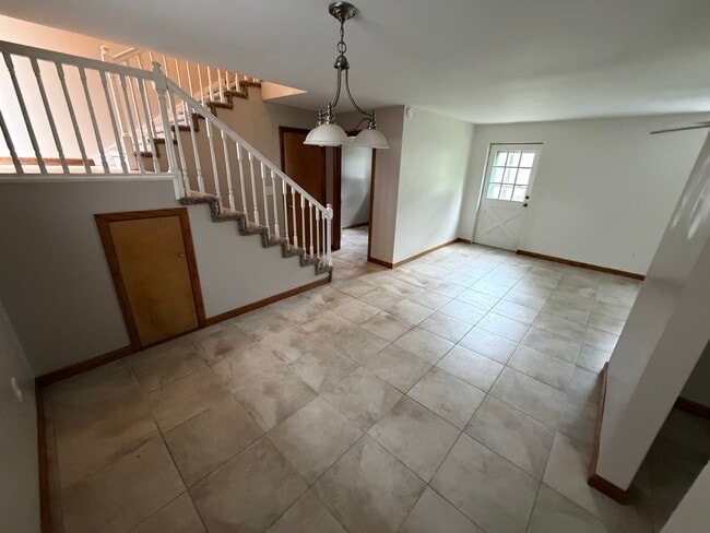 Building Photo - 1805 Pinewood Dr