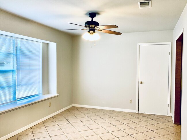 Foto del edificio - 225 Crest Hill Dr