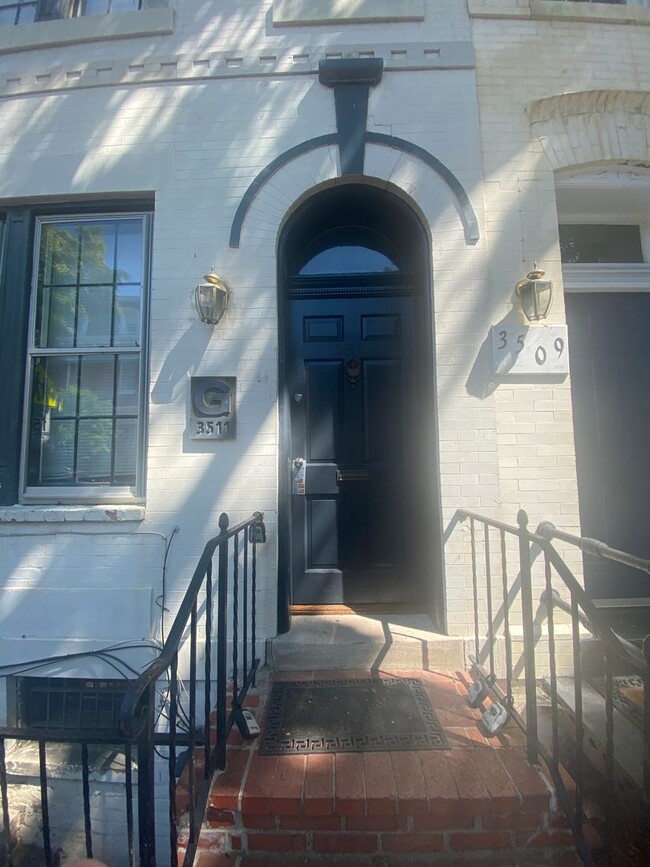 Foto del edificio - Renovated Georgetown Rowhouse Just Steps A...