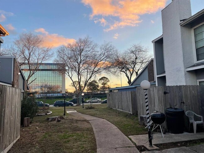 Foto del edificio - 9550 Deering Dr