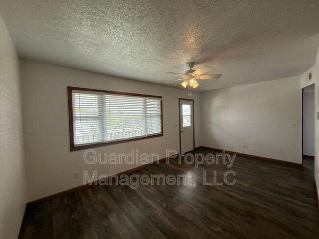 Building Photo - 1135 N College Dr