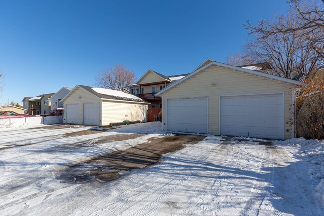Building Photo - Great Three Bedroom Condo in Belgrade!