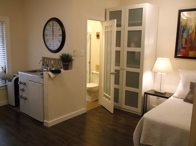 Building Photo - Charming Studio in The Heart Of Glendale