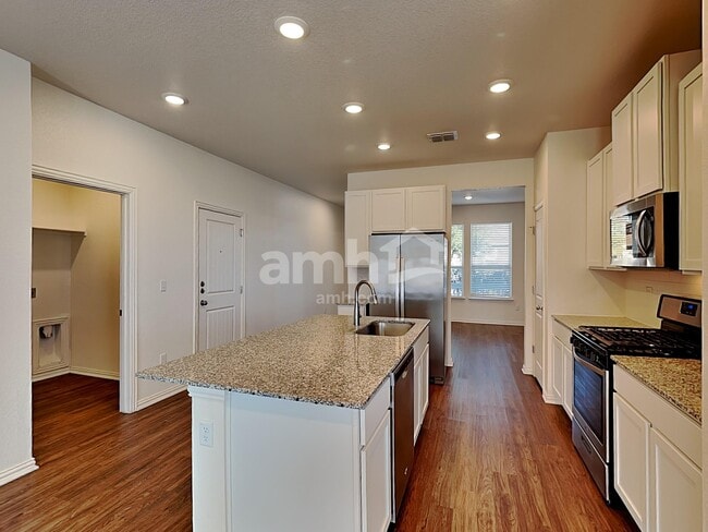 Building Photo - 421 Pebble Bend