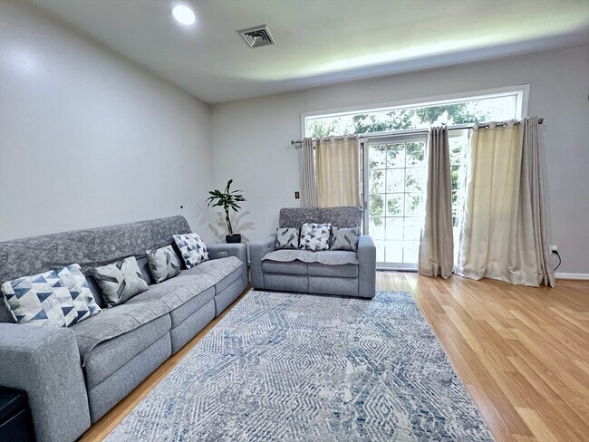 Foto del edificio - 42 Evergreen Cir