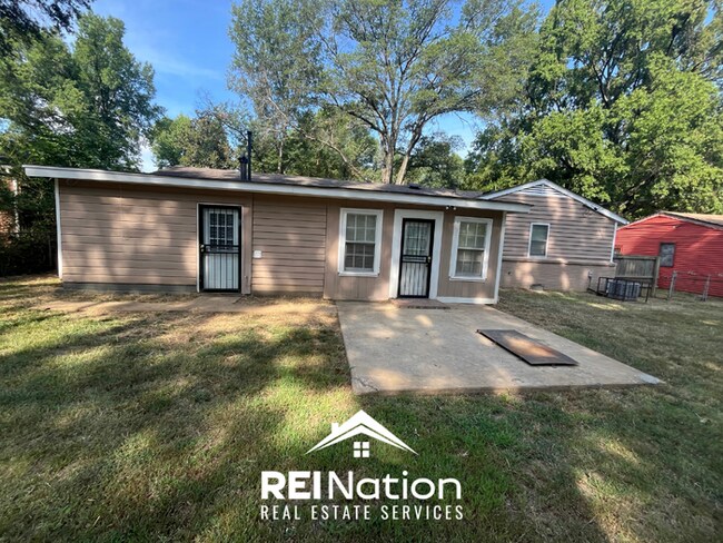 Building Photo - HOT LISTING! 3BR/1.5BA Memphis Gem | Hardwoods & Fenced Yard | 2-Car Garage!