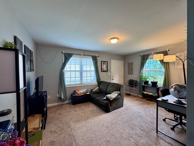 Building Photo - Cute 2-bedroom duplex convenient to UNC an...