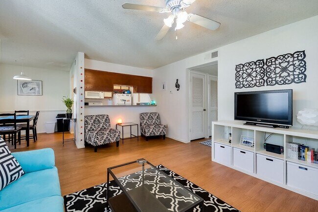 Foto del edificio - 218 N Texas Blvd