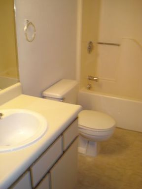Foto del edificio - 3 Bed 2.5 Bath 2 Car Garage Split Duplex- Pets ok!