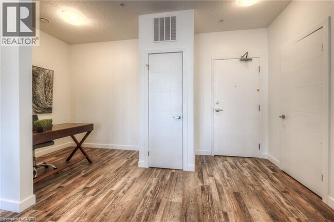 Photo du bâtiment - 1438 Highland Rd W
