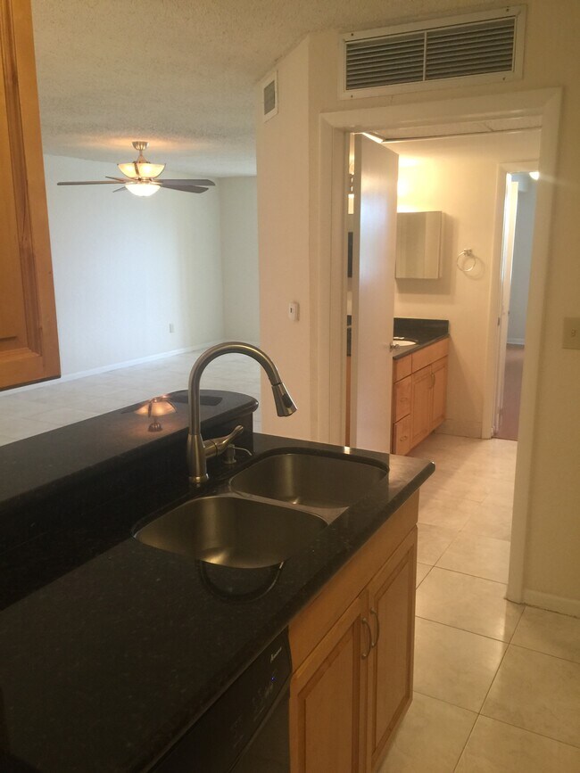 Foto del edificio - 2880 N Oakland Forest Dr