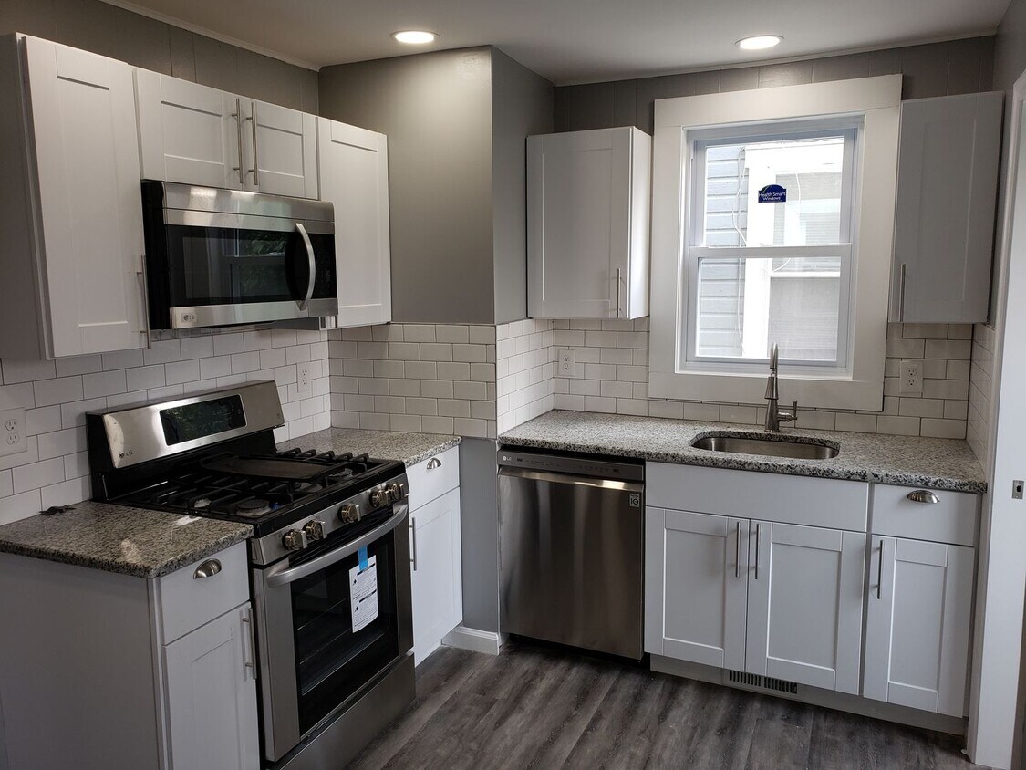 Foto principal - End row home with stainless appliances, wa...