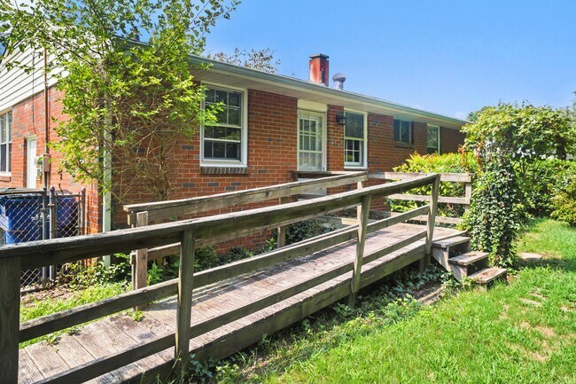 Foto del edificio - 819 Hadley Rd