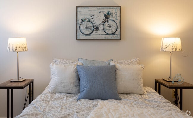 2BR, 1BA - 897 SF - Eudowood Towers