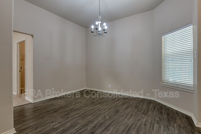 Foto del edificio - 130 Carmel Dr