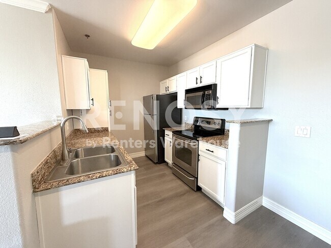 Foto del edificio - Top-Floor Condo in a Gated Community – Flexible Furnishing Options!