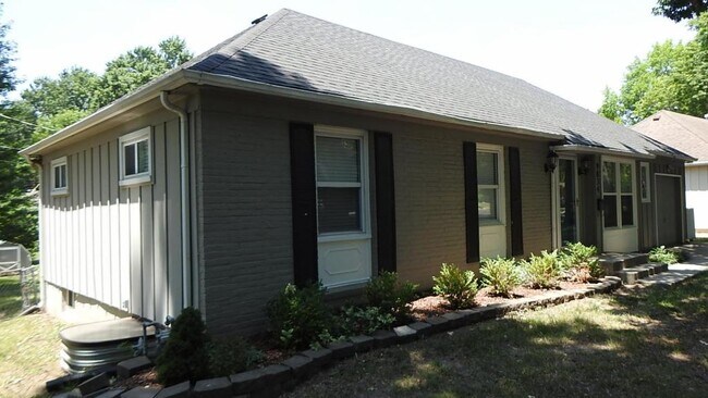 Building Photo - 9834 England Dr