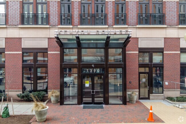 Entrada - Kenyan Square Condominiums