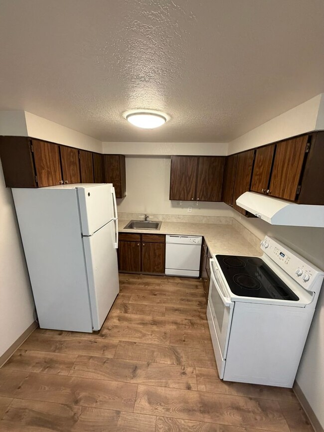 Foto del edificio - Charming 2 Bedroom Duplex With Fenced Yard In Quiet Neighborhood!