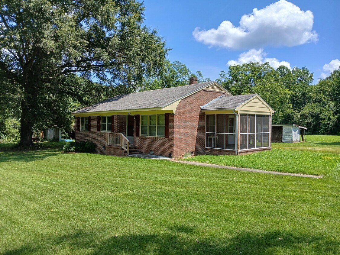 Foto principal - 469 Slagles Lake Rd