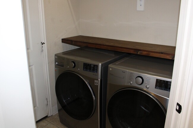 Building Photo - 792 Ruffian Way