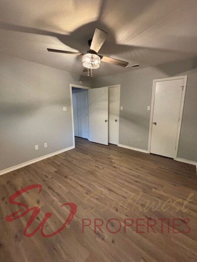 Building Photo - Super Cute 2 Bed Home Just 0.5 Miles from Campus