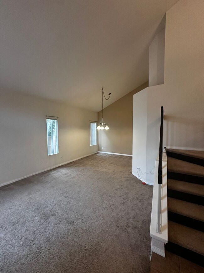 Foto del edificio - Santa Fe Hills 4 Bedroom Home