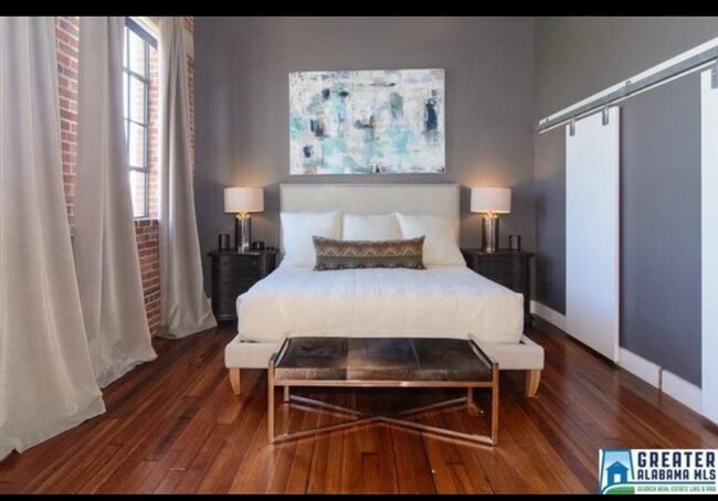 Foto del edificio - BIRMINGHAM DOWNTOWN CONDO FOR LEASE