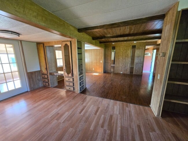 Building Photo - 3bd/2bath Available Now!