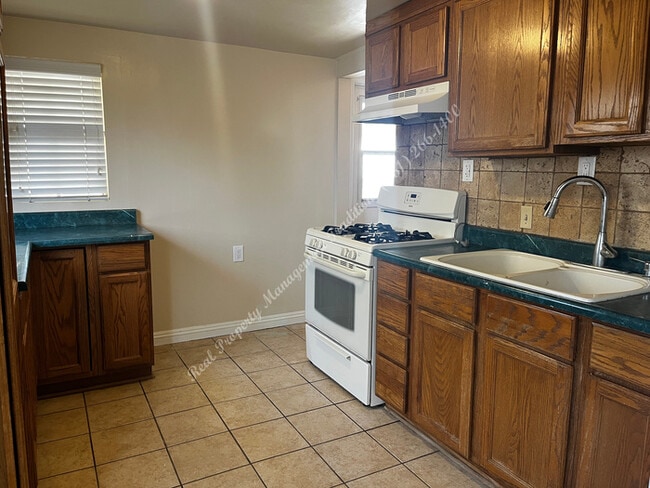 Building Photo - Adorable 2 + 1 in Rosamond