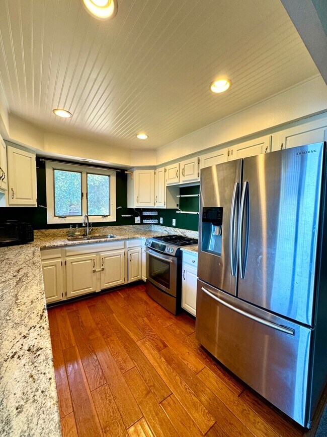 Foto del edificio - LAKEFRONT LIVING!