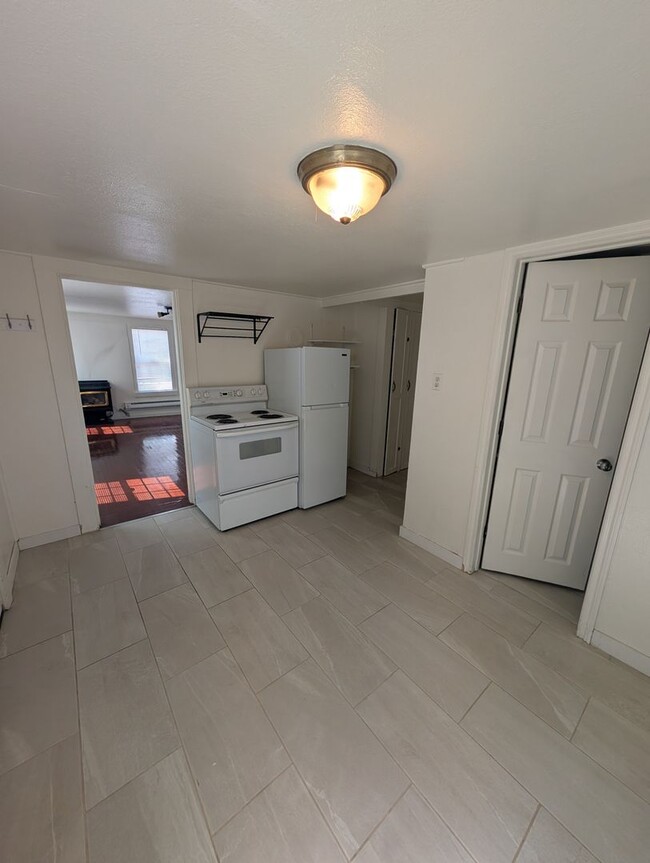 Building Photo - 2 Bedroom 1 Bath- Home