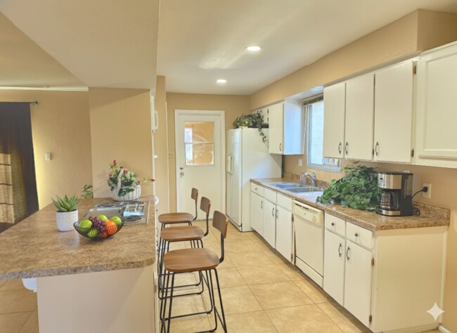 Foto del edificio - LARGE 4BR - 2BA HOUSE - LARGE BEDROOMS - R...