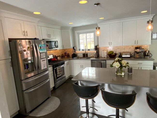 Building Photo - 1555 Fieldcrest Ln