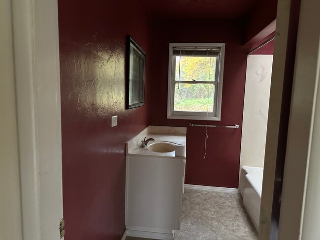 Building Photo - 1060 NE Churchill St