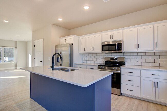 Foto del edificio - Brand New Luxury Townhomes: 3BR, 2.5Bath Altoona WI
