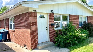 Building Photo - 3256-3258 W Mooresville Rd