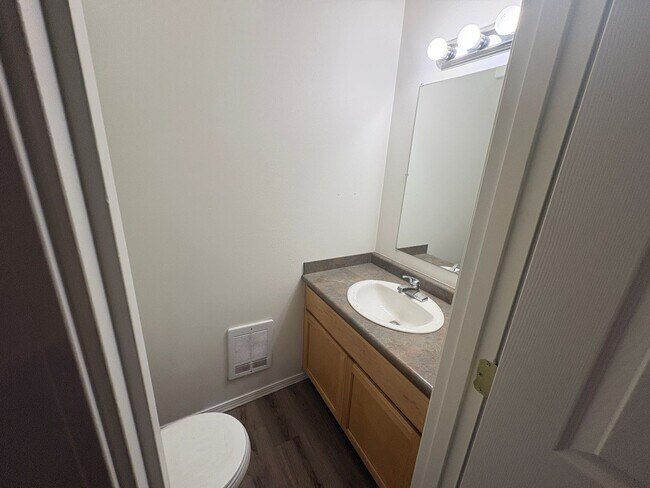 Foto del edificio - CHECK OUT THIS RECENTLY UPDATED TWO STORY DUPLEX NEAR THE OLD MILL AND DOWNTOWN BEND