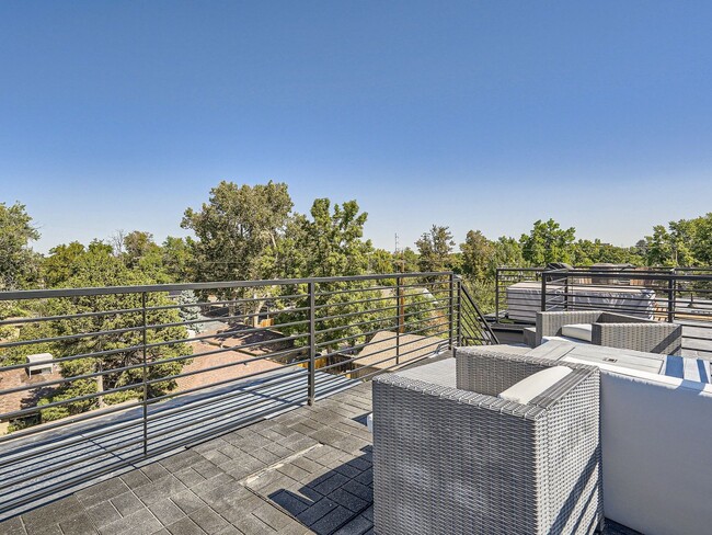 Building Photo - Evolve Real Estate: Gorgeous Rowhome with ...