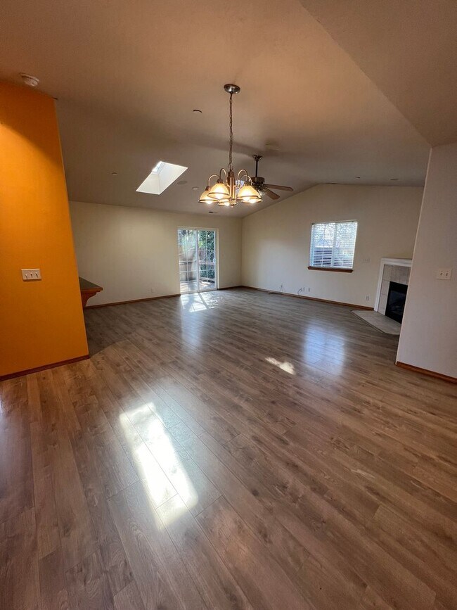 Foto del edificio - 3-Bedroom 2-Bathroom house in North Eugene