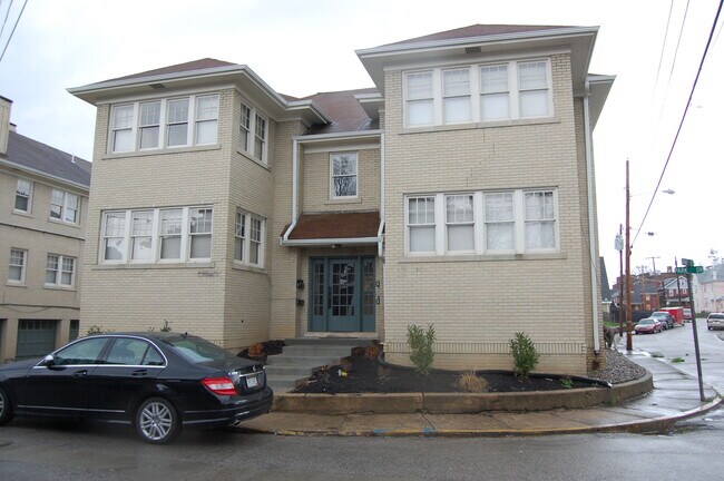Building Photo - 313 Park Dr