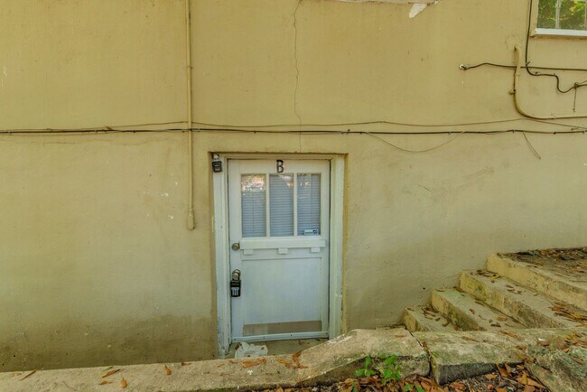 Foto del edificio - MOVE IN SPECIAL!!! $699- Updated 2 bed/1 bath apartment near Medical Center, with brand-new appli...