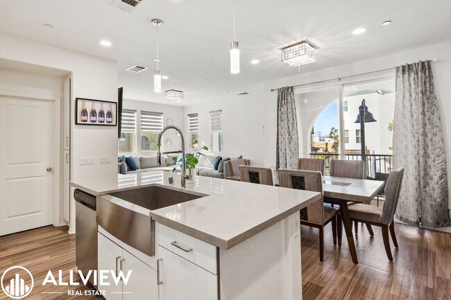Foto del edificio - Bright & Upgraded 2 bedroom Anaheim Townhome in Prime Location!