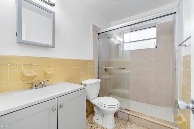 Building Photo - 2 br, 1 bath Duplex - 11059 SW 3rd St