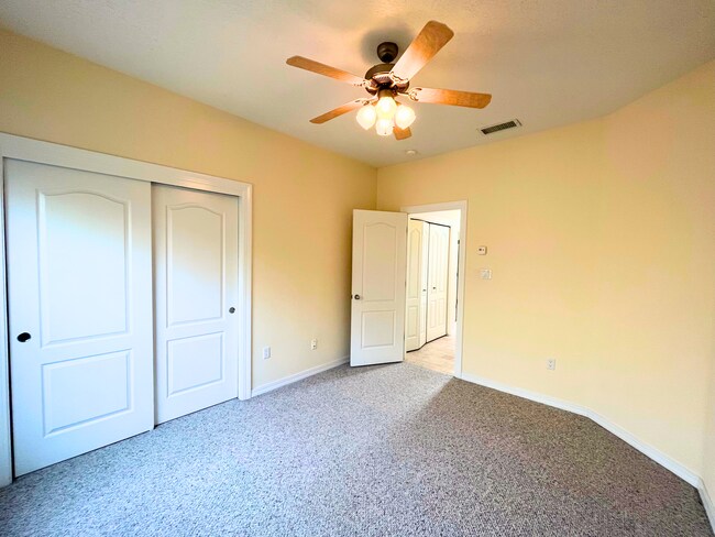 Foto del edificio - Large 3 Bedroom 2 Bathroom Home In The NE!